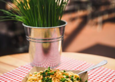 Eine Portion Käsespätzle mit Schnittlauch auf dem Foodtruck Festival.
