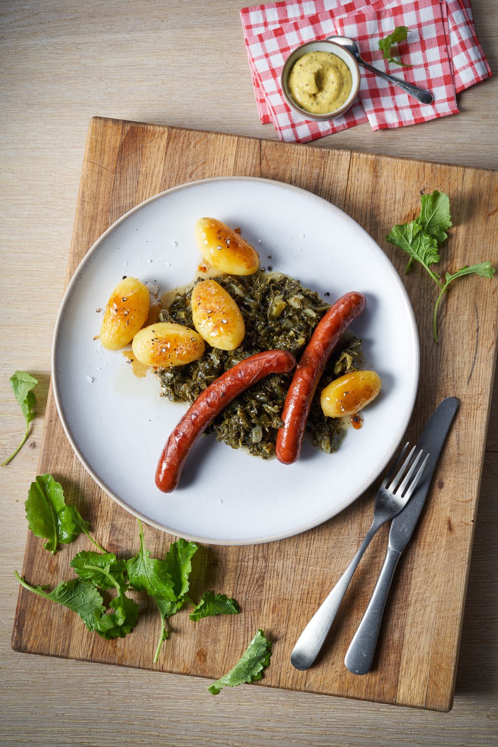 Grünkohl mit Mettenden und Kartoffeln, regional